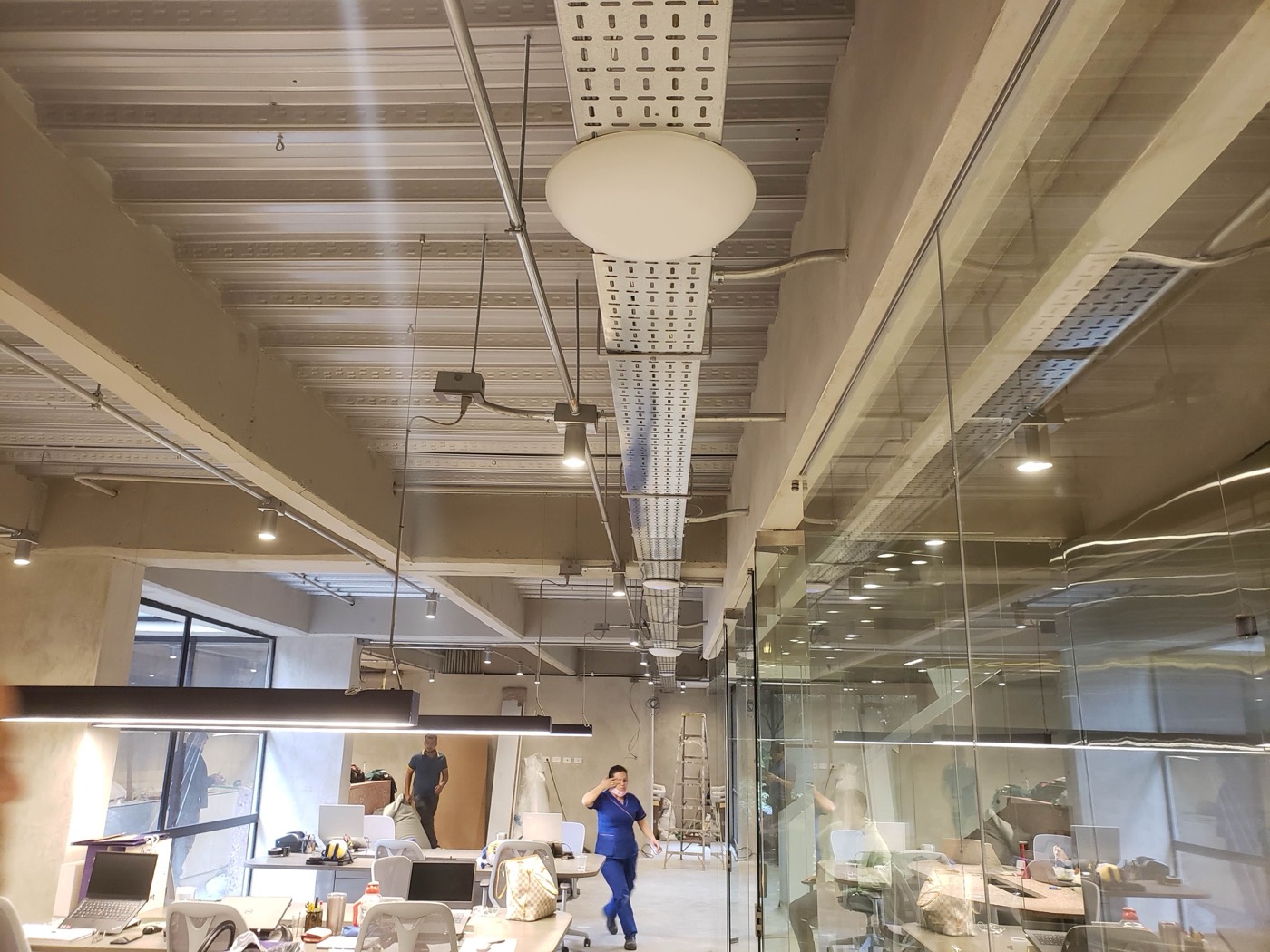 Antenas interiores instaladas para mejorar cobertura celular en oficinas